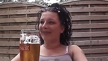 Nach ein paar Trinks wurde Sie so feucht das Sie mir Ihre Fotze zeigte