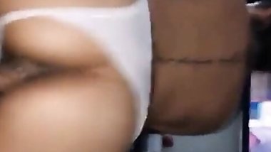 Mi novia colombiana cabalga mientras vemos TV acabo dentro de ella