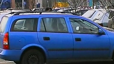 Mega Titten Milf besorgt es sich in dem Auto