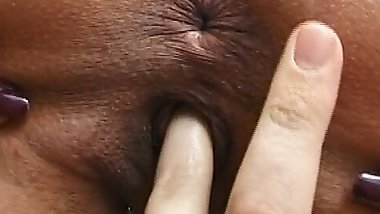 Milf wird mit einem Vibrator gefistet und lutscht anschliessend den schwanz