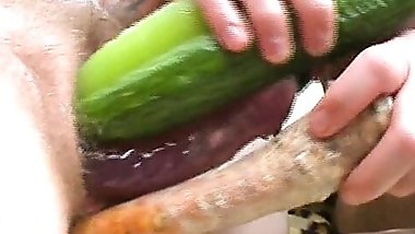 Brunette steckt viele Dildos in Ihre Fotze