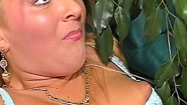 Retro Blonde wird von Indianer Jones gebumst