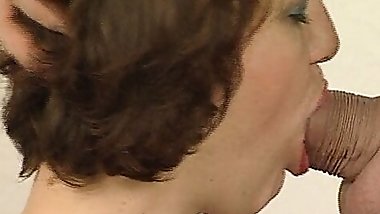 Notgeile Helga ist das erste mal bei dem Amateurtester auf der Fick Couch