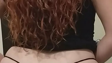 Sensual viendome al espejo y luego de rodillas en la cama