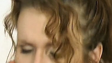 Milf fickt ihren Nachbarn und muss sich beeilen