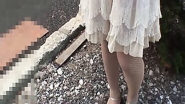 Behaarte asiatin auf den vibrator gebracht