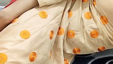 Desi indian koi nhi tha ghr pe desi sexy girl enjoy kr rahi hai padosi aaahiq ne jam kar chudai ki real hindi talk xxx