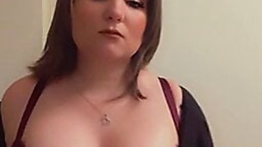 Tattooed bored mom in yoga pants