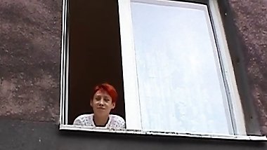 Nutte sucht ficker aus dem Fenster