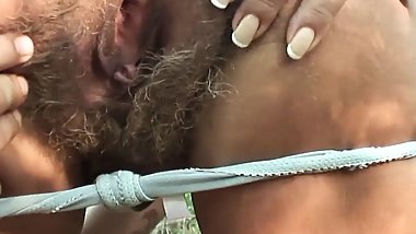 Haarige Oma verschleppt mich in den Wald