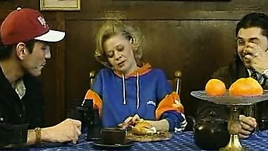 Reporter fragen: was machen Hausfrauen allein zu Hause