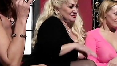 Threesome of grandma and two hotties have older man suck