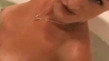 Beauty In The Bath Gives Hot Hand Job Moment To Feel