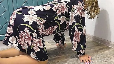 A strict lady could not resist in front of dick and gave a blowjob