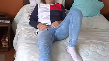 I masturbate with my sister-in-law and cum on her hairy pussy