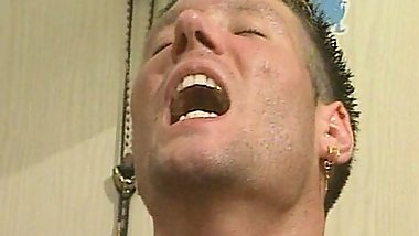 Nerd fickt im Jugendzimmer seine Milf Nutte