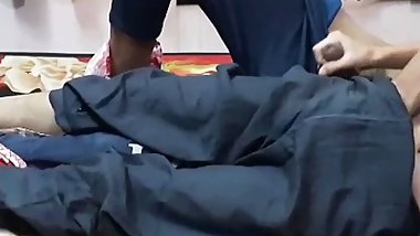 Choti sali ko akele pakr chod diya , room me akeli soi hui t