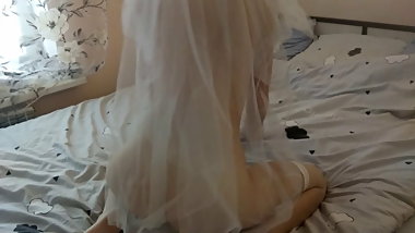 The bride ran away to the hotel from the wedding and jerked off