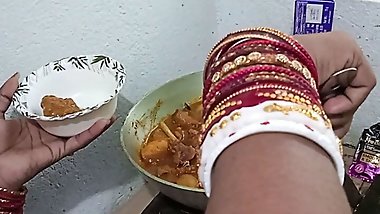 Chiken Bana Rhi Maid Ko Kitchen Stand Par Choda - Pussy Fuck