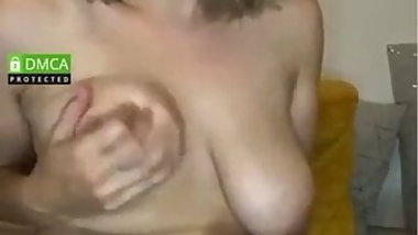 BLONDE MIGNONNE QUI CE GODE LA CHATTE