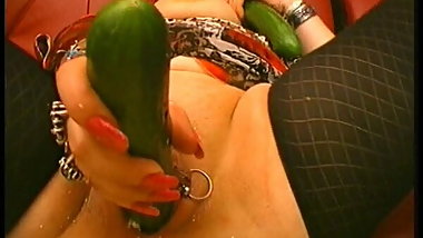 1,5 Liter Flasche in der Fotze, geht mehr ?