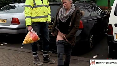 Bezwstydna kobieta z NL pokazuje publicznie swoje wdzieki