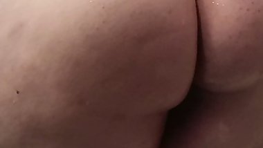 MILF WASHES HER BIG ASS AND BIG BREASTS.