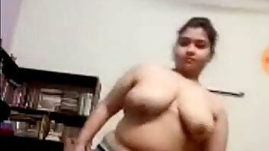Chubby girl&rsquo;s boobs and navel &ndash; dikhati hui