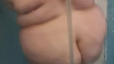 Mia moglie si rinfresca sotto la doccia