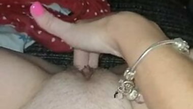 Mama se masturba pensando en la polla del encargado