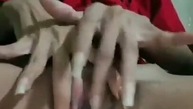 Pattaya Hooker loves strumming that clit