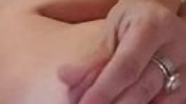 Leighton Buzzard Amateur Plays with Tits to Tease...