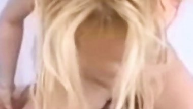 Ecoutez la se faire prendre le cul comme une salope