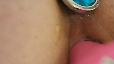 Shoving this huge dildo in my pussy