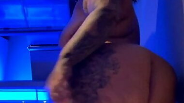 Thick momma clapping