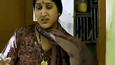 Badi Mummy ne jawaan bete se apni gaand marwayi