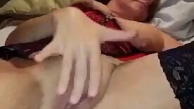 Mature fingers her clit to soaking wet squirting Orgasm