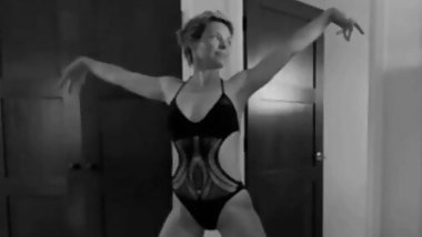 Evangeline Lilly &ndash; super sexy bikini dance