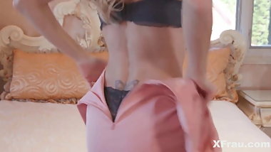 Vollbusige MILF hat Sex mit ihrem Stiefsohn