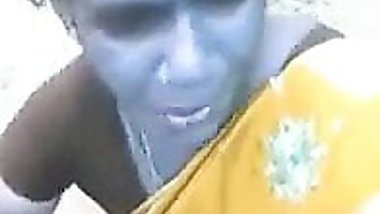 Tamil aunty gives blowjob in jungle