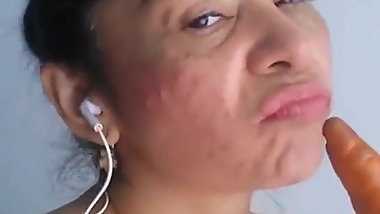 Madura se masturba con zanahoria