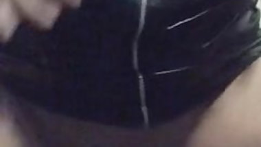Grosse chatte avec un gode