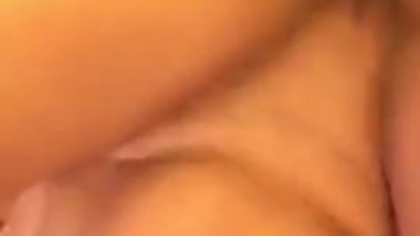 Vrouwtje speelt met zichzelf