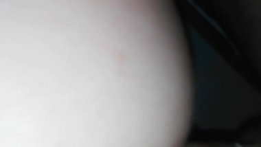 Petite chienne en levrette