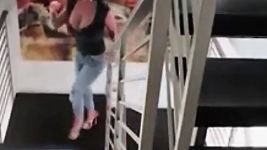 Milf neckt ihren Stiefsohn