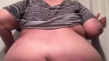 HUGE MAMA HAS AN URGE