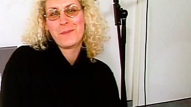 Der Dildo in der Haarigen Fotze drinne