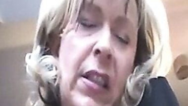 Juicy Amateur Mature Mom Teasing and Fucking