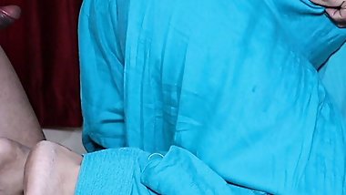 lao bete main khada karti hu, mere rahte tume muth marne ki jrurt nahi, mujhe ghodi bana lo