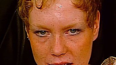 Kurzhaarige MIlf steht auf kleine Schwaenze